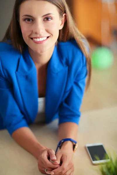 Mujer sentada en el escritorio con portátil. — Foto de Stock