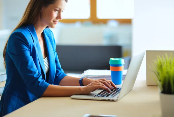 Vrouw op het bureau met laptop. — Stockfoto