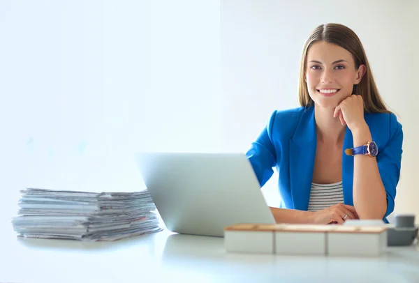 Femme avec des documents assis sur le bureau. — Photo