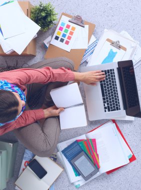 Stüdyoda çalışan modern genç moda tasarımcısı.