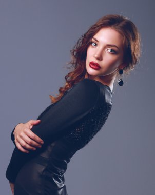 siyah elbiseli güzel esmer kadın portresi