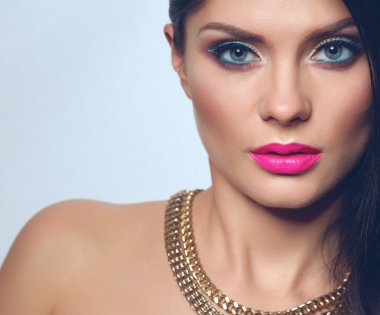 gri arka plan üzerinde izole, güzel bir kadın portresi