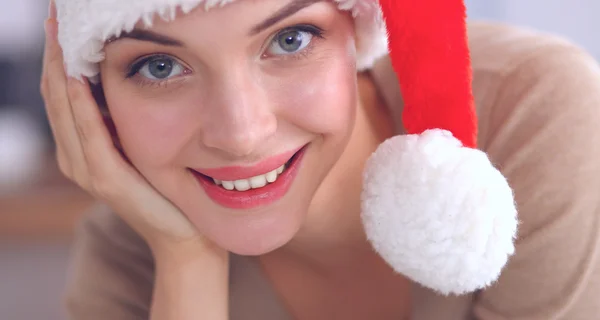 Mujer joven sonriente en la cocina, aislada en el fondo de Navidad — Foto de Stock