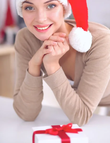 Sorridente giovane donna in cucina, isolata su sfondo natalizio — Foto Stock