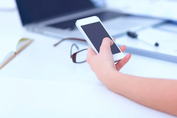 Empresária enviando mensagem com smartphone sentado no escritório — Fotografia de Stock