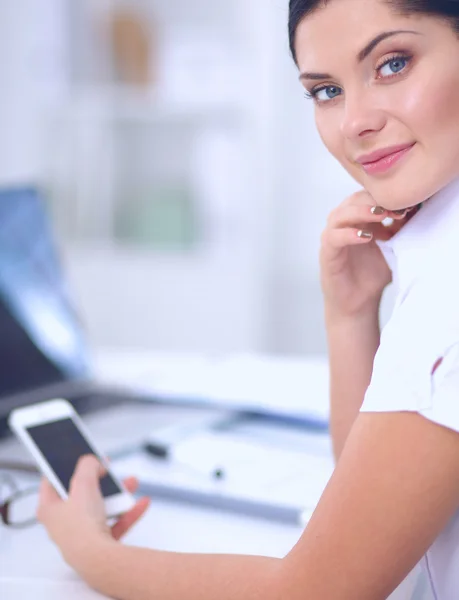 Affärskvinna skicka meddelande med smartphone sitter på kontoret — Stockfoto