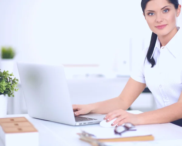 Ritratto di una donna d'affari seduta alla scrivania con computer portatile — Foto Stock