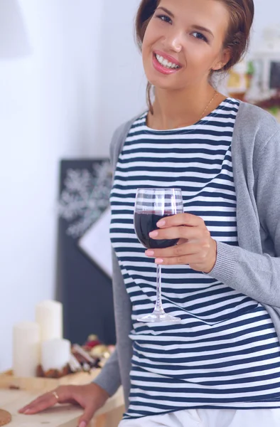 Mujer joven en la cocina con copas de vino —  Fotos de Stock