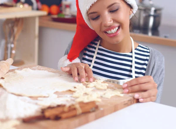 Woman making christmas cookies in the kitchen — Stock Photo, Image