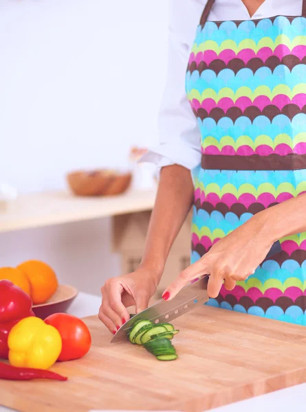 Mujer sonriente preparando ensalada en la cocina —  Fotos de Stock