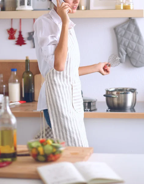 Portrait a smiling woman with phone  of vegetables in kitchen at home — Stock Photo, Image