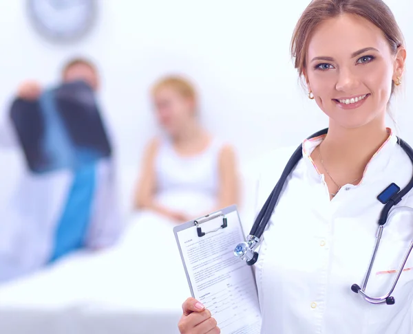 Retrato de doctora en el hospital con carpeta — Foto de Stock