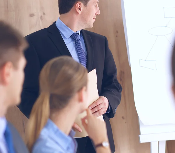 Uomini d'affari che siedono e discutono alla riunione di lavoro, in ufficio — Foto Stock