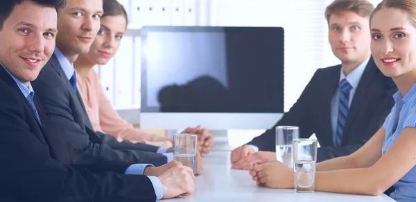 Uomini d'affari che siedono e discutono alla riunione di lavoro, in ufficio — Foto Stock