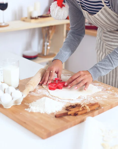 Felice giovane donna sorridente felice divertirsi con preparazioni di Natale indossando il cappello di Babbo Natale — Foto Stock