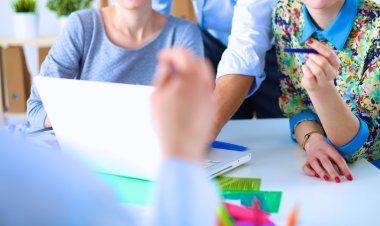 Yeni bir proje üzerinde çalışan genç iş adamları.