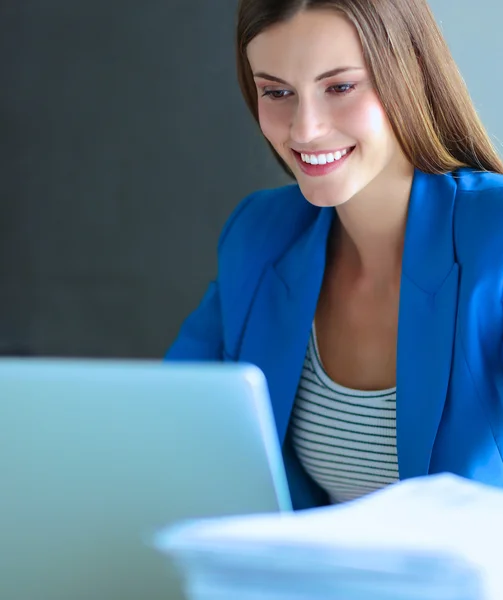 Mujer con documentos sentada en el escritorio. — Foto de Stock