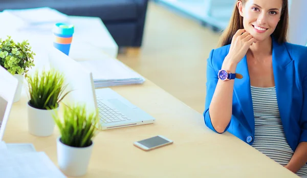 Mulher sentada na mesa com laptop. — Fotografia de Stock