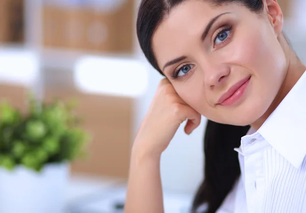 Atrakcyjna bizneswoman siedzi w biurze — Zdjęcie stockowe
