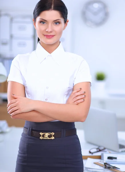 Attraktive Geschäftsfrau mit verschränkten Armen im Amt — Stockfoto