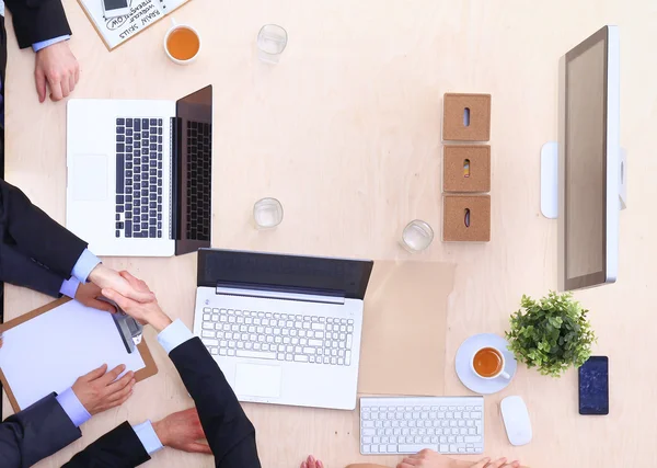 Créateurs de mode travaillant en studio assis sur le bureau — Photo