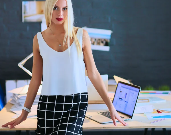 Modeontwerpers werken in studio zittend op het bureau — Stockfoto