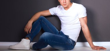 Studio moda portre genç adam