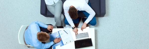 Uomini d'affari che siedono e discutono alla riunione di lavoro, in ufficio — Foto Stock