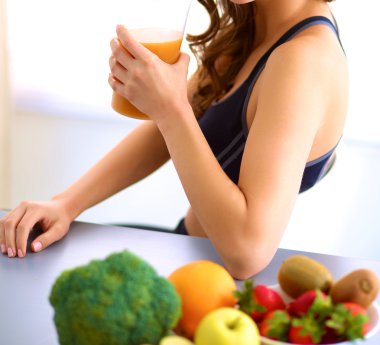 Resepsiyon ile meyve ve meyve suyu ile gözlük mutfakta oturan kız