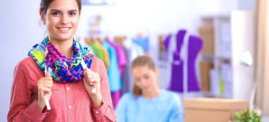 Stüdyoda çalışan genç moda tasarımcısı.