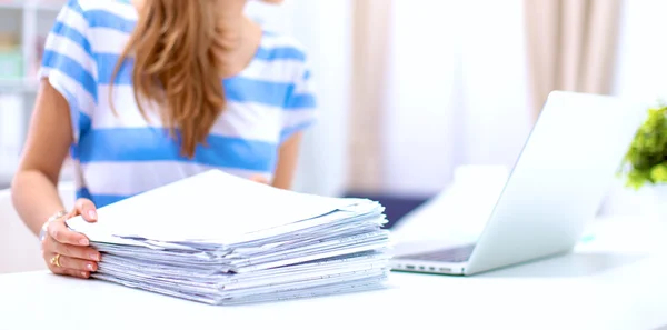 Mulher com documentos sentados na mesa — Fotografia de Stock