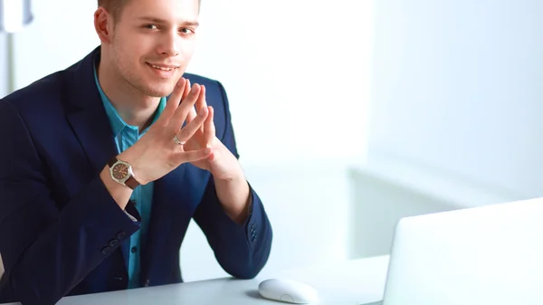 Young businessman working in office, sitting at desk — Stock Photo, Image