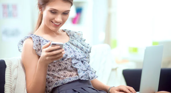 Aantrekkelijke zakenvrouw zit op het bureau in het kantoor — Stockfoto