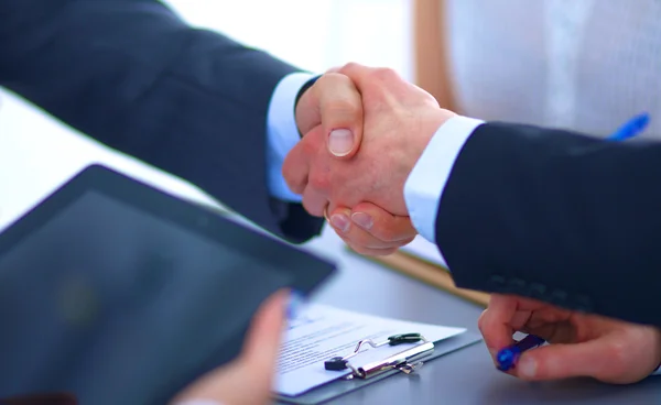 Gente de negocios dándose la mano, terminando una reunión —  Fotos de Stock