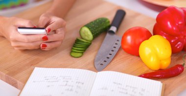 Genç kadın mutfakta salata hazırlama