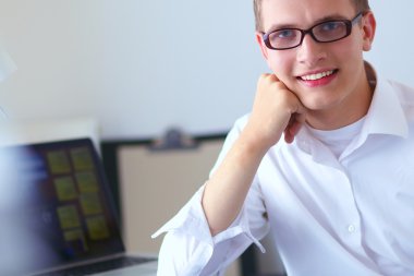 Genç işadamı ofis Resepsiyon duran, çalışma