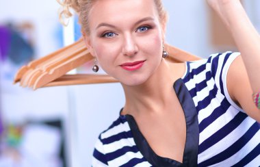 Stüdyoda çalışan genç moda tasarımcısı.