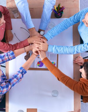 İş adamları iş toplantısında, ofiste oturup tartışıyorlar.
