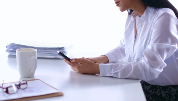 Mulher com documentos sentados na mesa — Fotografia de Stock