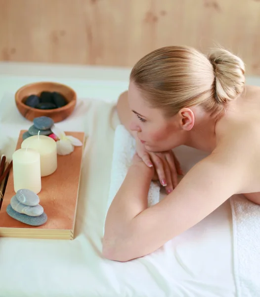 Beautiful young woman getting spa massage, lying on salon — Stock Photo, Image