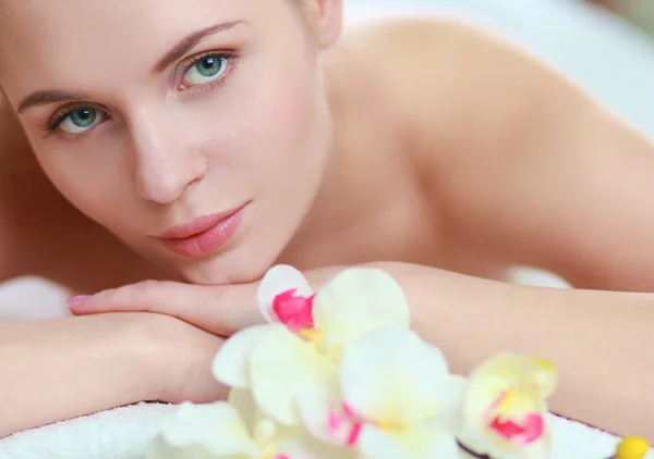 Belle jeune femme se faire masser spa, couché sur le salon — Photo
