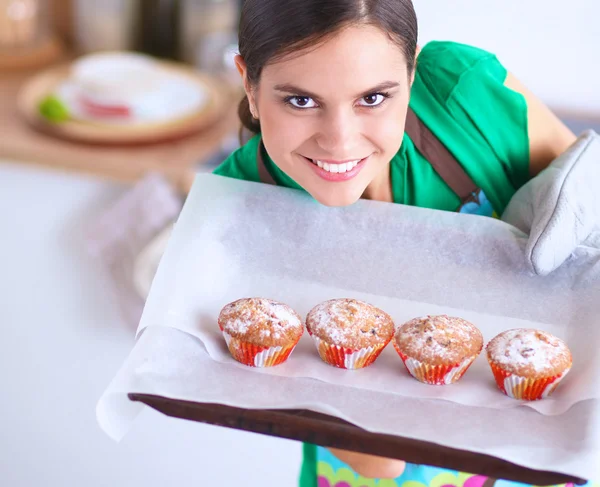 Femme fait des gâteaux dans la cuisine — Photo