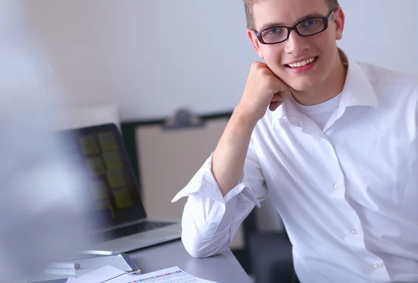 Jungunternehmer arbeitet im Büro, steht neben Schreibtisch — Stockfoto