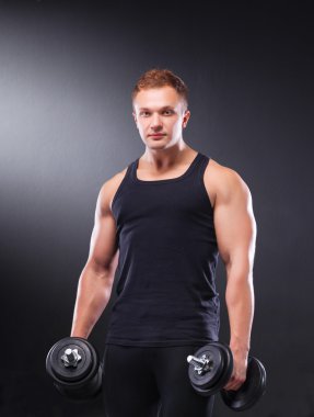 yakışıklı kaslı adam dumbell ile çalışma dışarı
