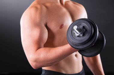 yakışıklı kaslı adam dumbell ile çalışma dışarı