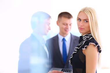 İş kadını ofiste ön planda duran