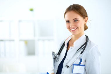 Kadın doktor hastanede duruyor.