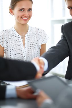 İş adamları el sıkışıyor, toplantıyı bitiriyor.