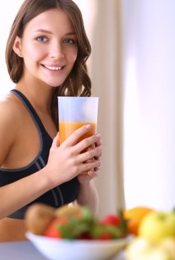 Resepsiyon ile meyve ve meyve suyu ile gözlük mutfakta oturan kız