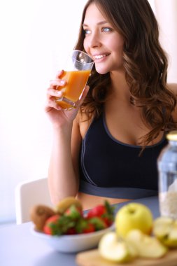 Resepsiyon ile meyve ve meyve suyu ile gözlük mutfakta oturan kız